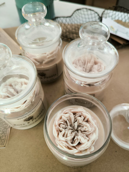 Vela Artesanal Rosa & Peonía – Tarro Floral Hermético