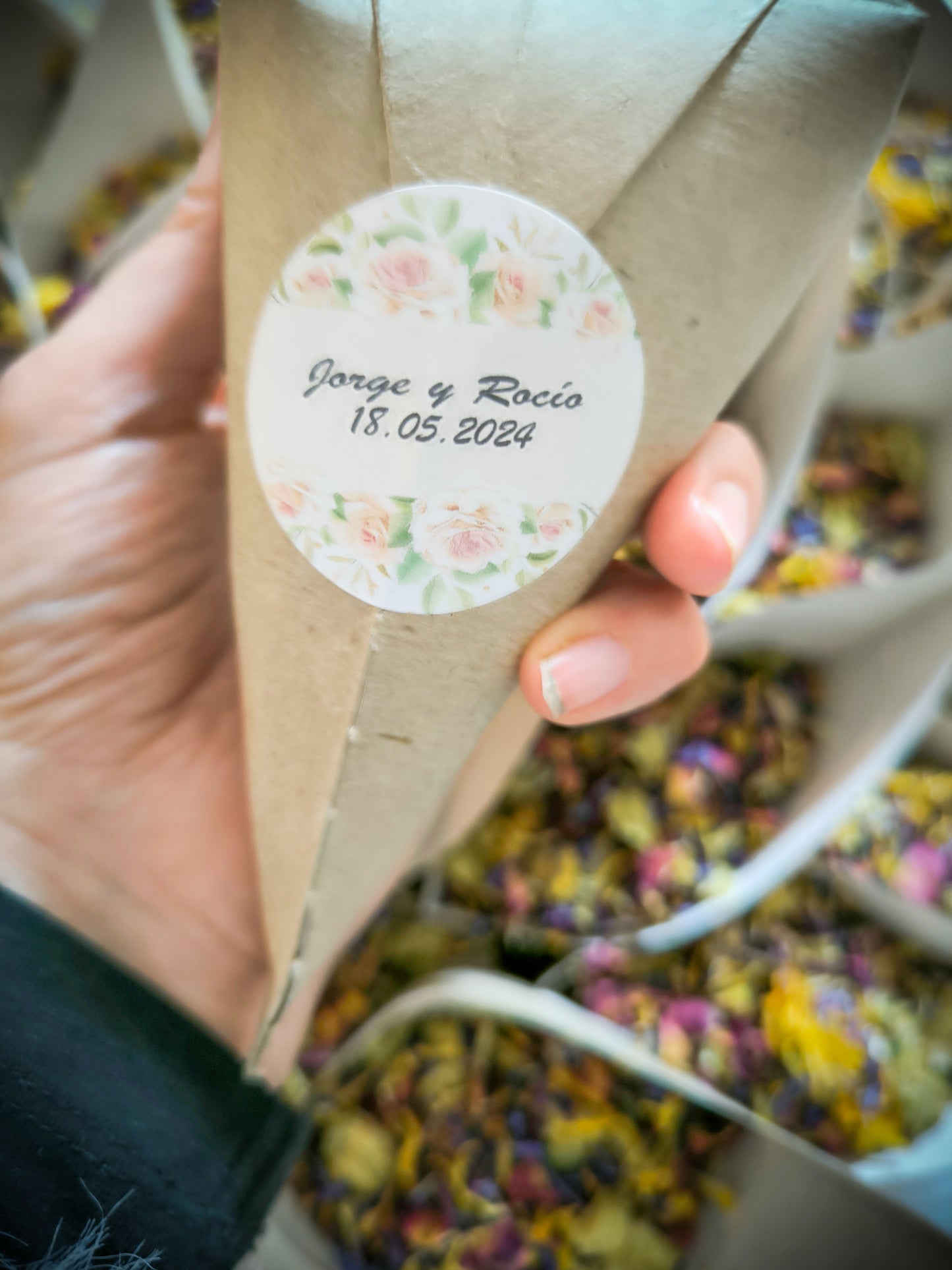 CONO FLORAL CON ETIQUETA PERSONALIZADA