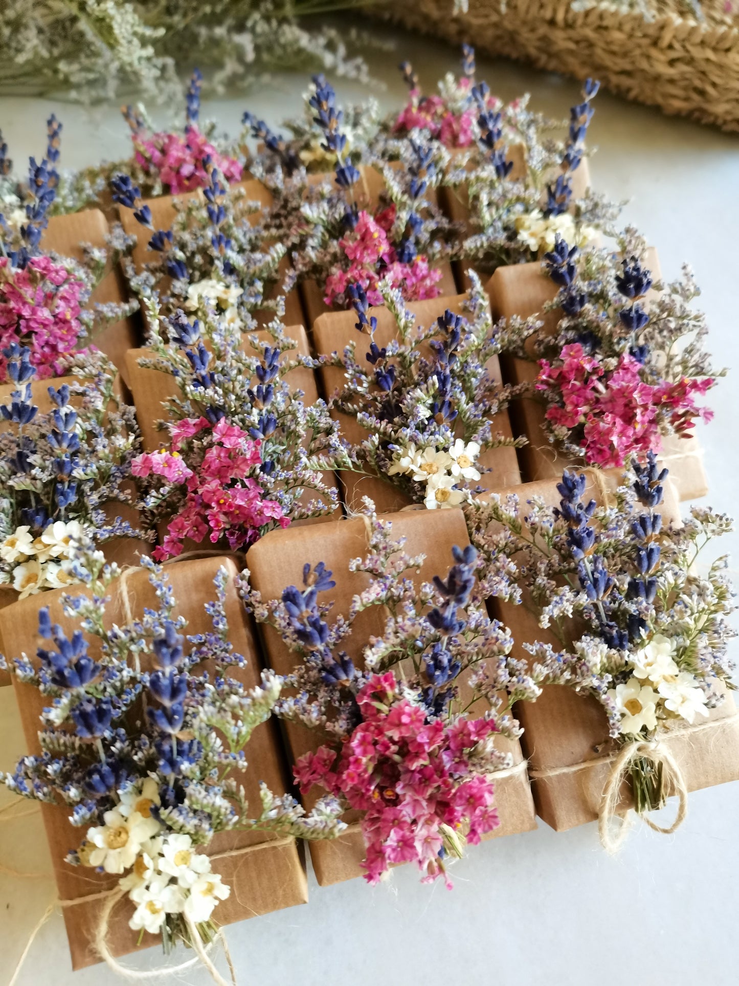 Jabones Naturales Artesanos con Flores – Detalles para Eventos