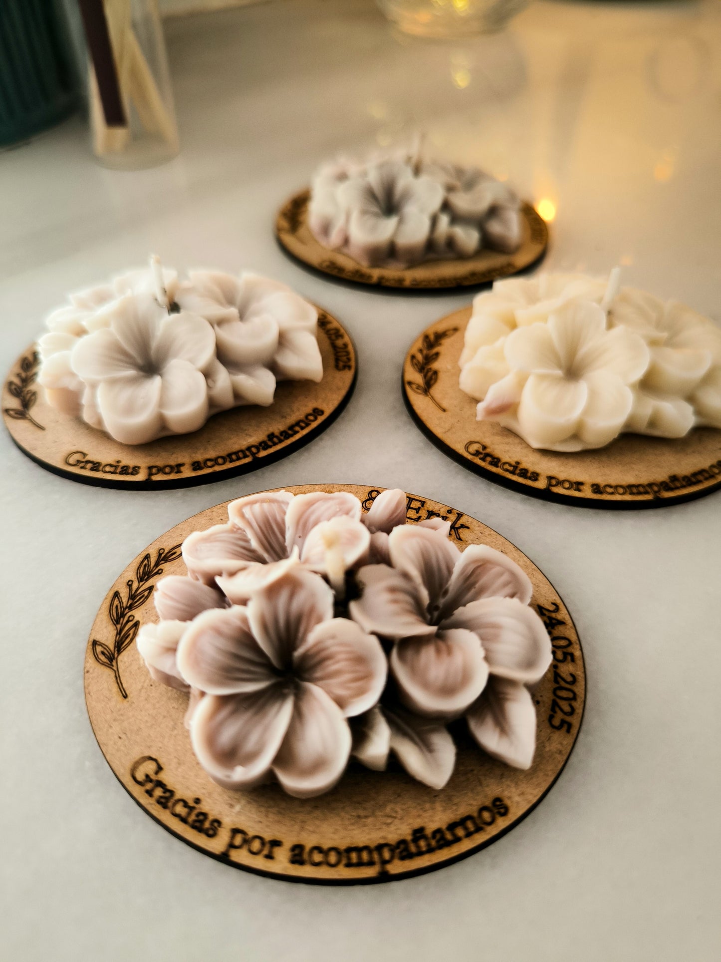 VELA FLOR SOBRE MADERA GRABADA