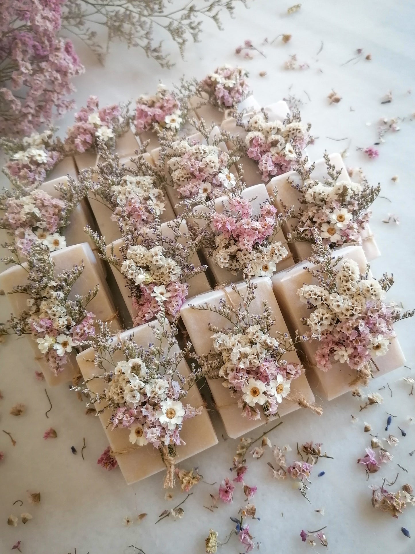 Jabones Naturales Artesanos con Flores – Detalles para Eventos