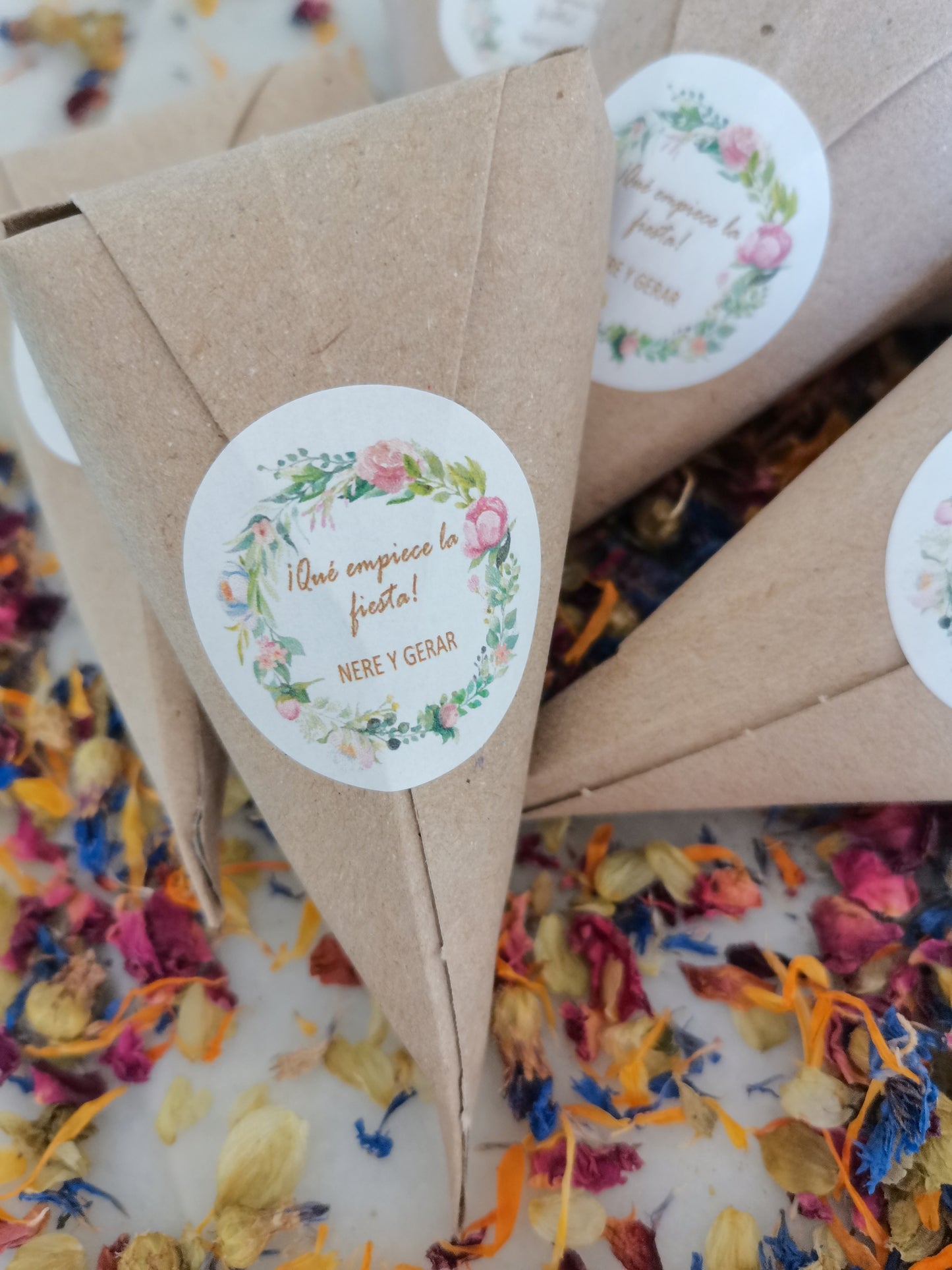 CONO FLORAL CON ETIQUETA PERSONALIZADA