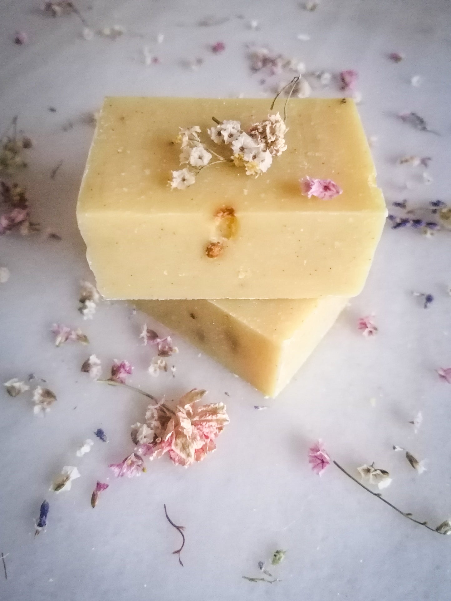 Jabones Naturales Artesanos con Flores – Detalles para Eventos