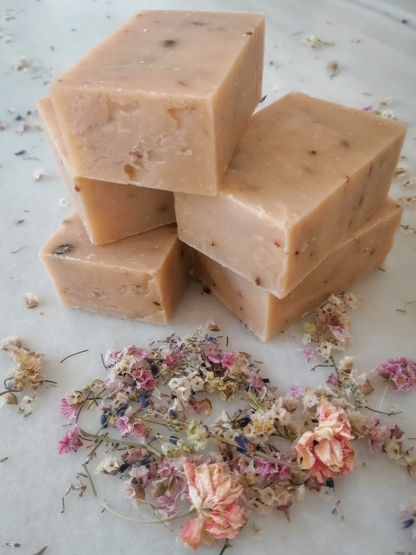 Jabones Naturales Artesanos con Flores – Detalles para Eventos